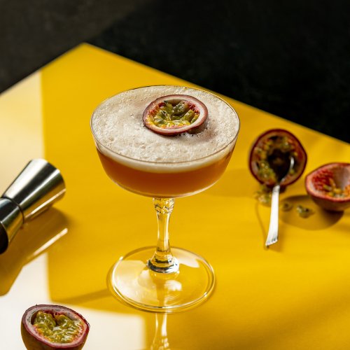 Pornstar martini cocktail afgebeeld met passievrucht